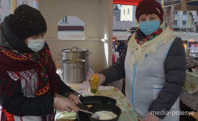 Блины жарятся и с жару - сразу покупателю