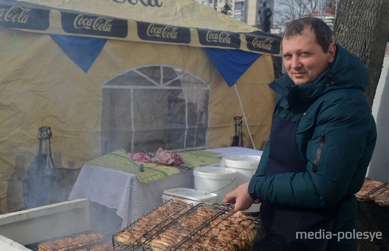 К горячим блинам готовятся такие же горячие шашлыки и колбаски