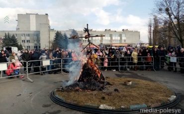 Догорает чучело Зимы