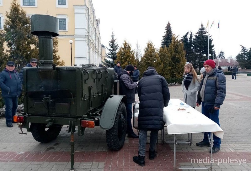 Народ угощают гречневой кашей