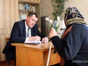 Дмитрий Позняк на выездном приёме в д. Семигостичи / Фото из архива МП