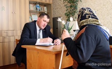 Дмитрий Позняк на выездном приёме в д. Семигостичи / Фото из архива МП