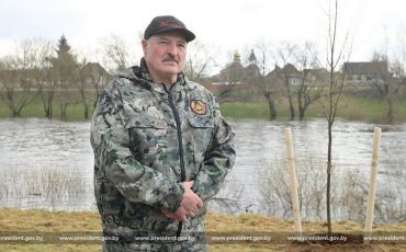 Александр Лукашенко во время субботника в Александрии 17 апреля 2021 года / Фото: president.gov.by