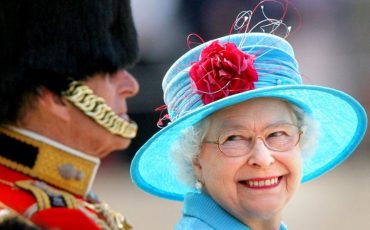 Это фото сделано в 2009 году во время ежегодной церемонии выноса знамени в честь дня рождения королевы - Trooping the Colour Parade. Приближенные четы говорят, что принц Филипп нередко смешил королеву в разгар официальных мероприятий / Фото: PA