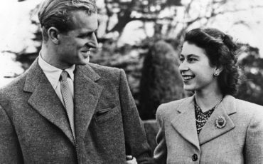 23 ноября 1947 года: принцесса Елизавета и принц Филипп во время медового месяца в поместье Бродлендс, графство Гэмпшир / Фото: Cantral Press / Getty Images