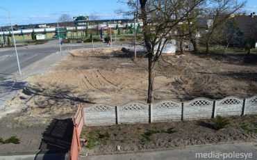 Площадка на месте бывших домов после сноса