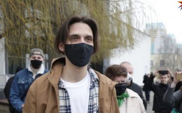 Тима Белорусских у здания суда / Фото: Павел МАРТИНЧИК