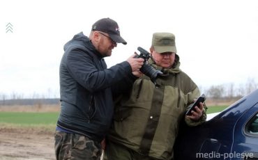 На телефоне у егеря Николая Колба снимок убитого им волка