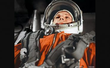 Юрий Гагарин в кабине космического корабля 