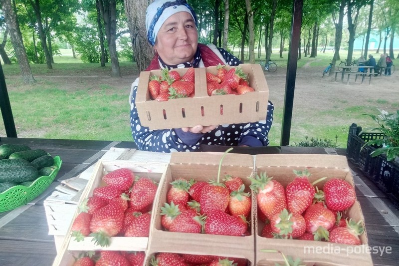 Светлана Майсакова из Бродницы предлагает первый в нынешнем сезоне сбор из обычной деревянной теплицы для овощей