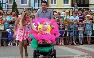 Первый парад колясок в Пинске, 2015 год