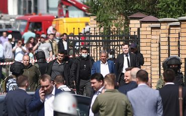 Глава Республики Татарстан Рустам Минниханов (второй справа на дальнем плане) / Фото: © Егор Алеев/ТАСС