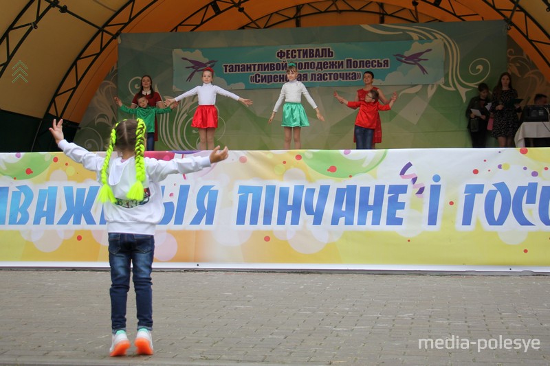 Дети танцевали и на сцене и возле неё