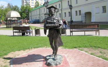 Скульптура студента в Полоцком госуниверситете. Фото использовано в качестве иллюстрации, marshryt.by