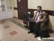 Один из адвокатов россиянки Александр Филанович около входа в зал перед началом заседания / Фото: РИА Новости