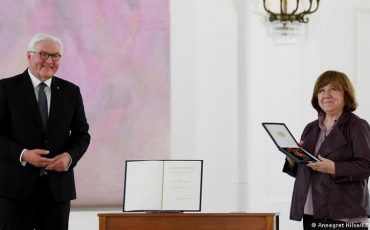 Президент ФРГ Франк-Вальтер Штайнмайер и Светлана Алексиевич во время церемонии награждения в Берлине 15 июня 2021 года