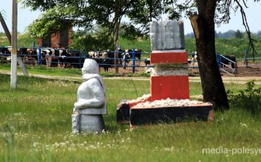 Демонтированный памятник на территории фермы