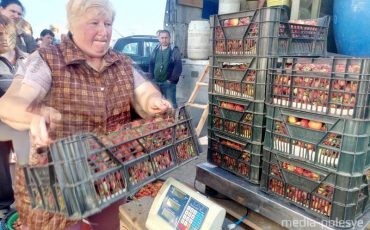 Клубнику в бочки грузят ящиками