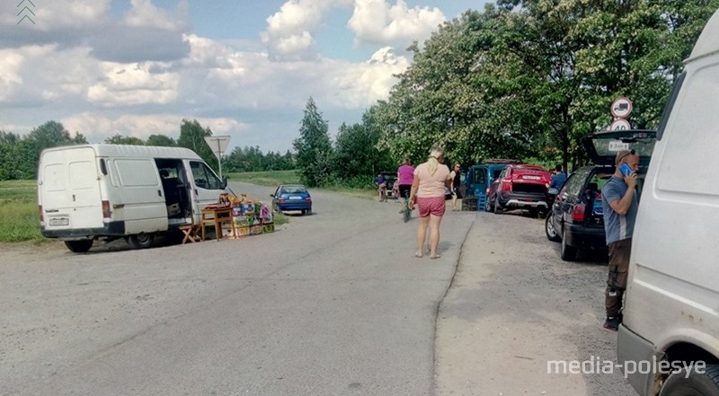 У городского бассейна собралось 8 авто закупщиков клубники