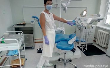 Оксана Красникевич демонстрирует новое стоматологическое оборудование