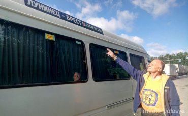 Водитель маршрутки Георгий Синкевич из аг. Синкевичи держит путь домой, заодно и пассажирку к родителям подвозит