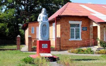 Памятник погибшим односельчанам на фронтах Великой Отечественной войны. Авторская работа Павла Кулика