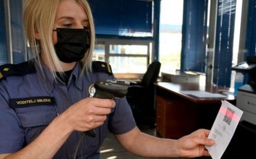 Первые ковид-паспорта уже в ходу. Проверка на словенско-хорватской границе 2 июня 2021 года / Фото: AFP