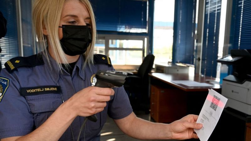 Первые ковид-паспорта уже в ходу. Проверка на словенско-хорватской границе 2 июня 2021 года / Фото: AFP