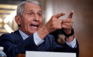 Доктор Энтони Фаучи на слушаниях в Сенате США схлестнулся с сенатором Рэндом Полом. Фото ВВС