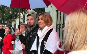 Анжелика Агурбаш на акции протеста у посольства Беларуси в Москве / Фото: facebook.com/mirzayanova