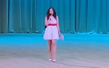 Екатерина Винникова во время выступления на выпускном / @law_verum