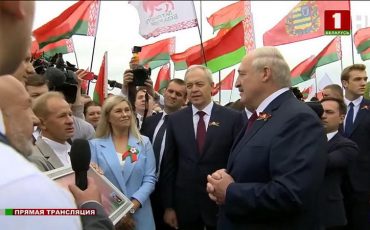 Участники экспедиции на Эверест вручили Александру Лукашенко государственный флаг и копию Знамени Победы. Скриншот видеозаписи телеканала 