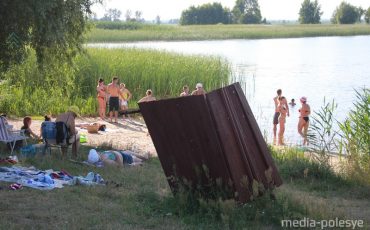 От наплыва отдыхающих кабинка для переодевания не устояла, покосилась набок. Фото из архива МП