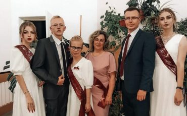 Выпуск 2021 Теребежовской СШ. Кристина Гречко на снимке справа. Фото с сайта Теребежовской СШ