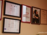 В офисе «Медиа-Полесья» на стенах – десятки дипломов журналистов за призовые места в профессиональных конкурсах
