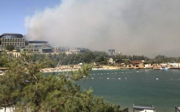 В окрестностях Бодрума также бушует пламя.Фото Anadolu Agency