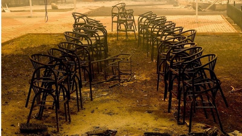 Последствия пожара в районе Долмазлара в Анталье - огонь уничтожил туристическую инфраструктуру, включая это кафе. Фото Anadolu Agency