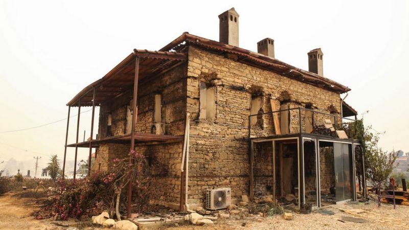 В результате пожаров было уничтожено по меньшей мере 20 жилых домов. Без крыши над головой, по официальным оценкам, осталось около 500 человек. Фото Anadolu Agency