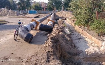 Место замены труб горячего водоснабжения на улице Черняховского. Фото сделаны 25 июля / Фото из группы Твой город Микашевичи и Лунинецкий район