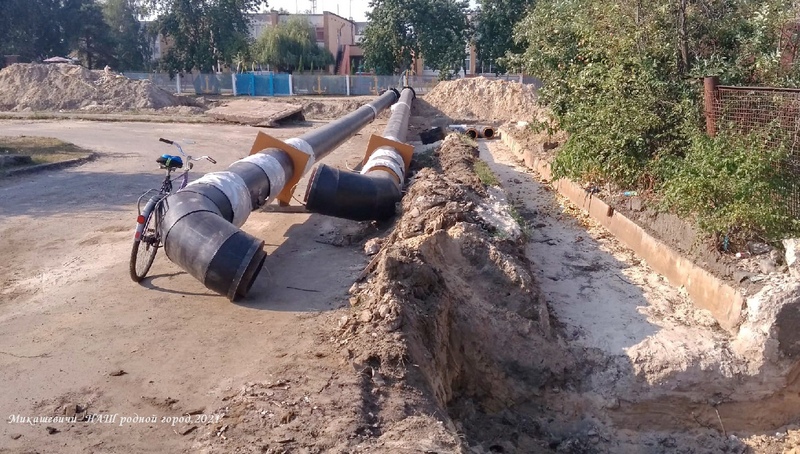 Место замены труб горячего водоснабжения на улице Черняховского. Фото сделаны 25 июля / Фото из группы Твой город Микашевичи и Лунинецкий район