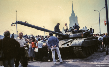 У дома правительства РФ в Москве, август 1991 года