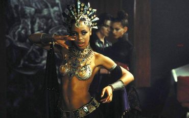 Алия в роли Акаши на кадре из фильма «Королева проклятых»