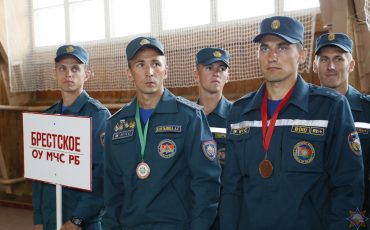 Артур Хвостюк на фото в первом ряду справа. Фото: mchs.gov.by