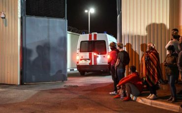 Скорая заезжает во двор ИВС на Окрестина в Минске. Фото: Ксения Голубович