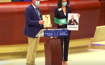 Татьяна Хомич и председатель ПАСЕ Рик Дамс. Скриншот видео