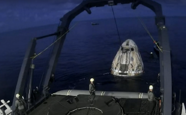 После приводнения космический корабль достали из воды и подняли на палубу судна / скриншот