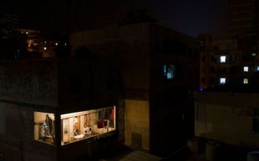 Фотография сделана в августе этого года. Свет в окнах у людей с дизельными генераторами / АВТОР ФОТО,GETTY IMAGES