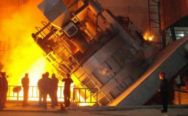 Дуговая сталеплавильная печь. Фотоalfa-industry.ru