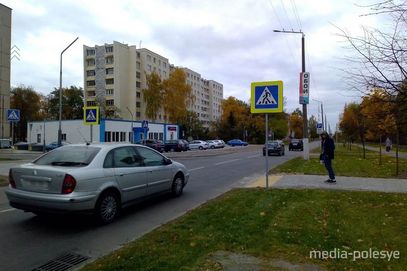 Чтобы перейти через улицу по переходу, нужно подождать