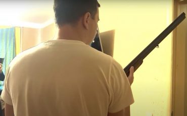 Видео в комнате снимала супруга Андрея Зельцера на телефон. Другая камера была установлена за его спиной. Фото БелТА